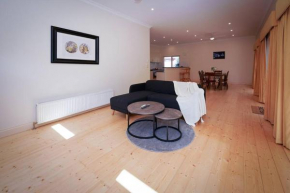 Twilight Villa - 3 bedroom house in Box Hill, Box Hill